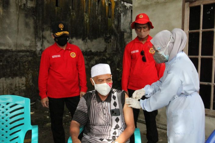 Vaksinasi untuk Lansia di Riau.